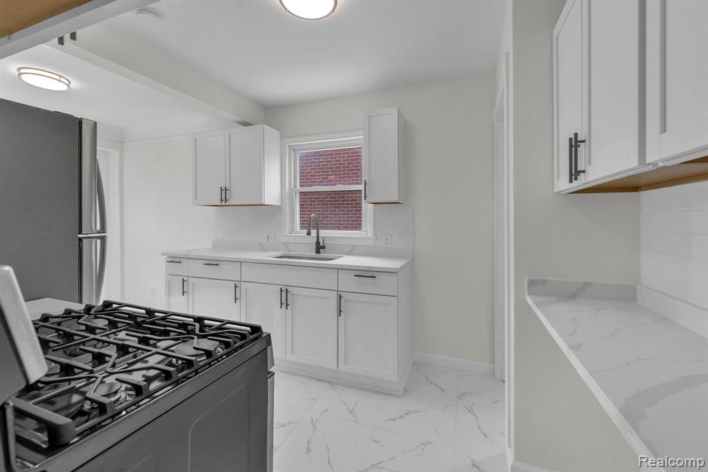 10015 Marion, Redford, MI 48239 — Photo 16