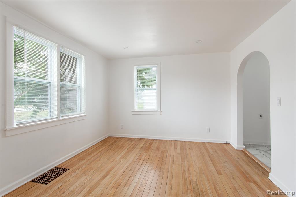 651 N IVANHOE Avenue, Ypsilanti, MI 48198 — Photo 4