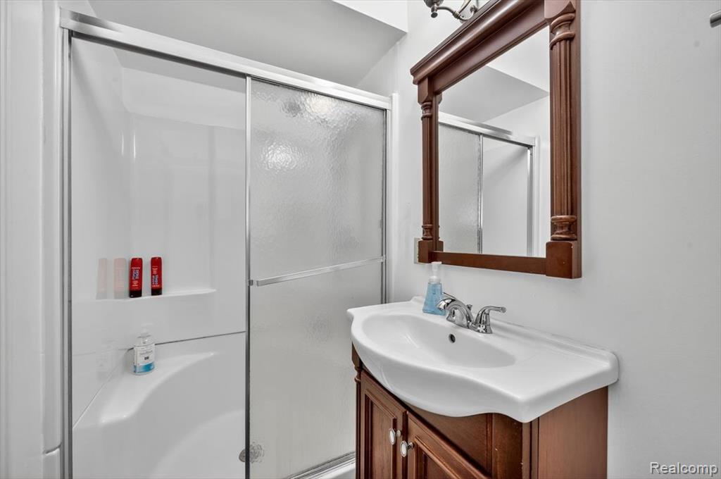 724 Lynndale Drive, Rochester Hills, MI 48309 — Photo 19