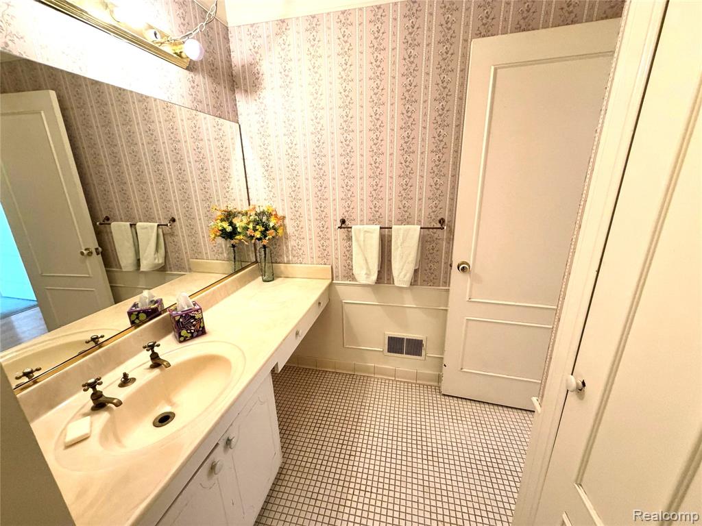 671 E Fox Hills Drive, Bloomfield Hills, MI 48304 — Photo 12
