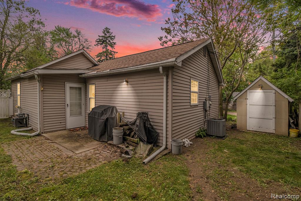 2305 Hester Court, Keego Harbor, MI 48320 — Photo 22