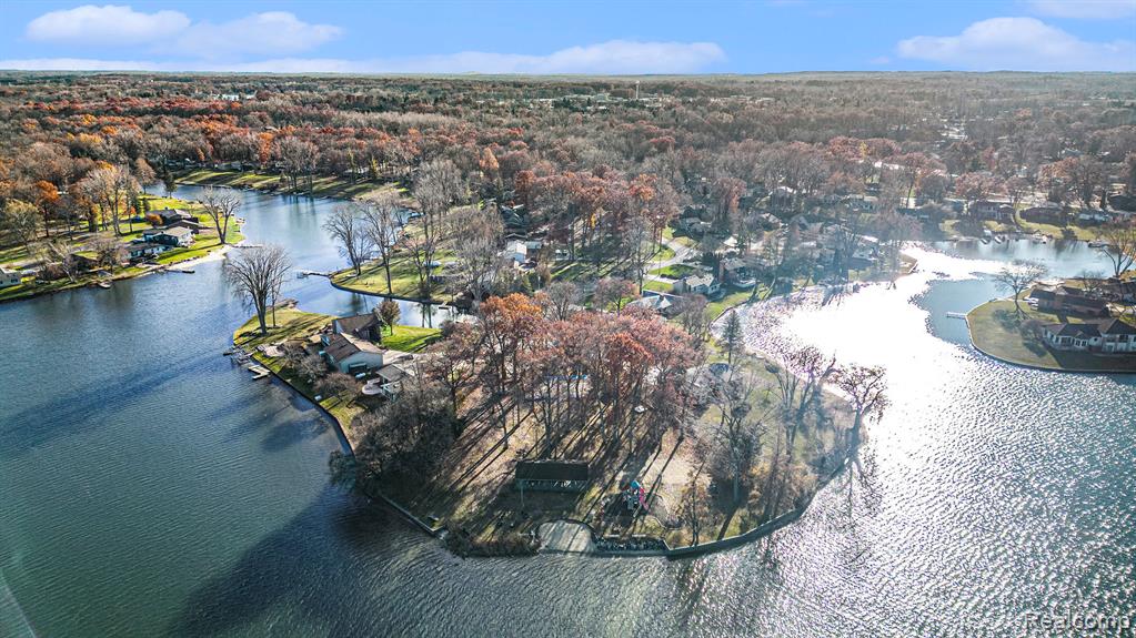 736 Beachway Drive, White Lake, MI 48383 — Photo 32