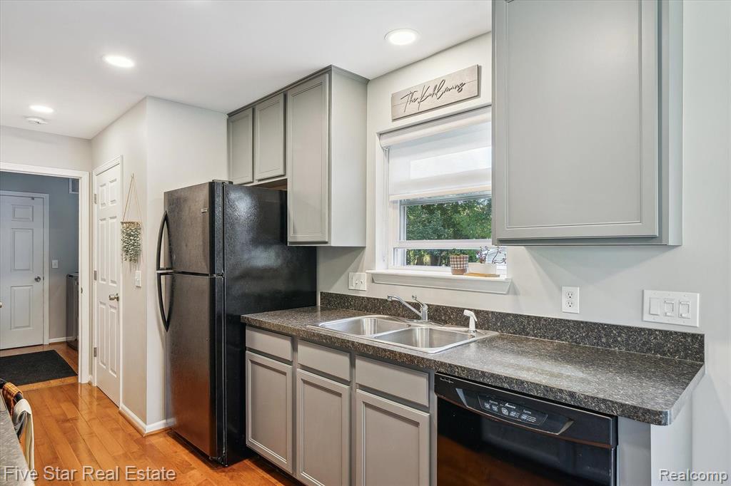 490 CLAYBURN Boulevard, Waterford, MI 48327 — Photo 16