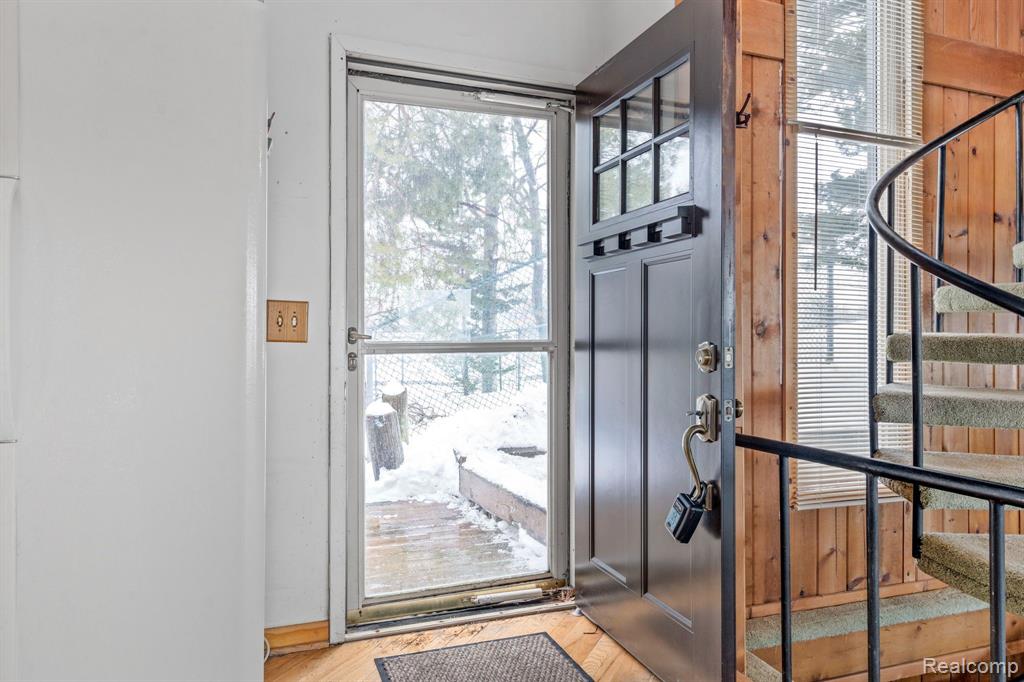 653 CENTRAL Drive, Lake Orion, MI 48362 — Photo 9
