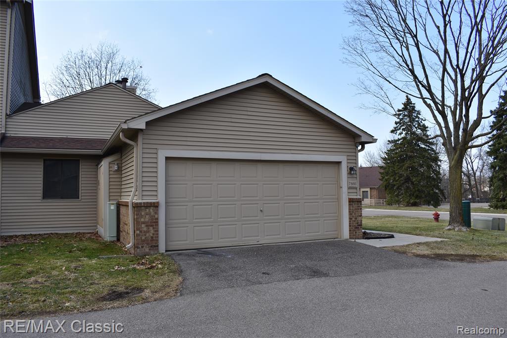 7901 Lawrence, West Bloomfield, MI — Photo 2