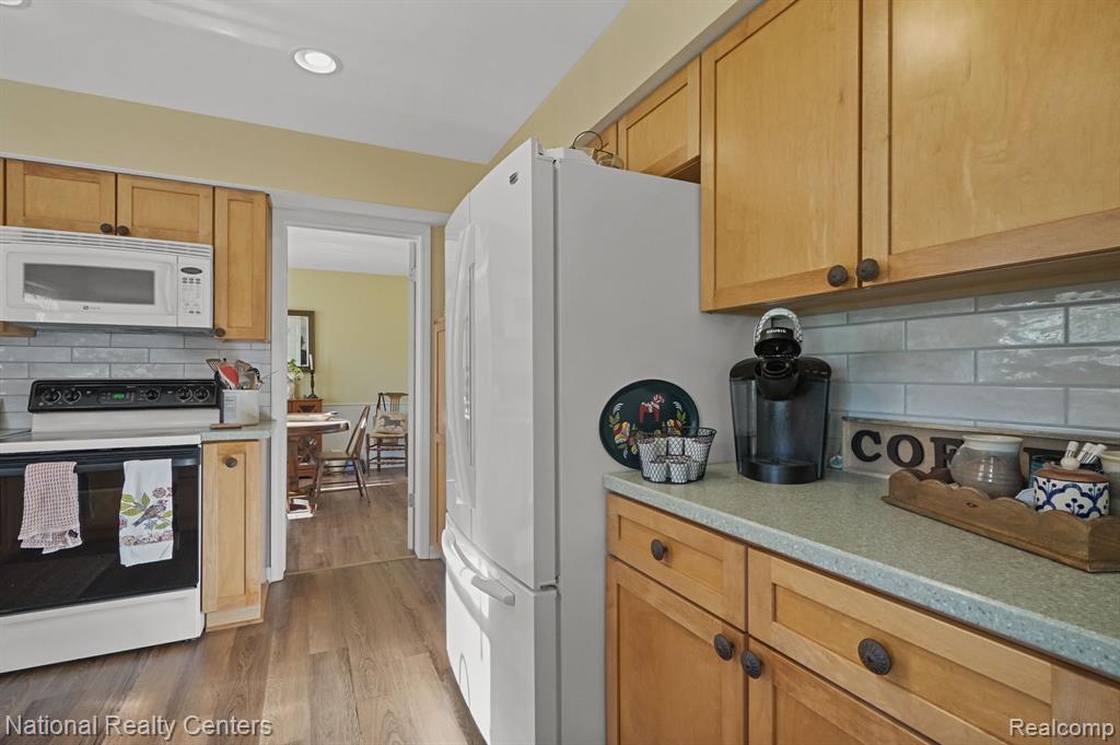 9812 ATWOOD Drive, South Lyon, MI 48178 — Photo 25