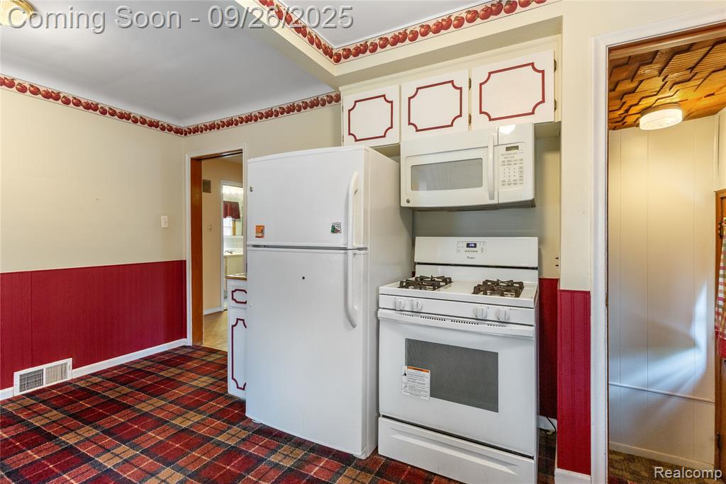 7290 Helen, Center Line, MI 48015 — Photo 8