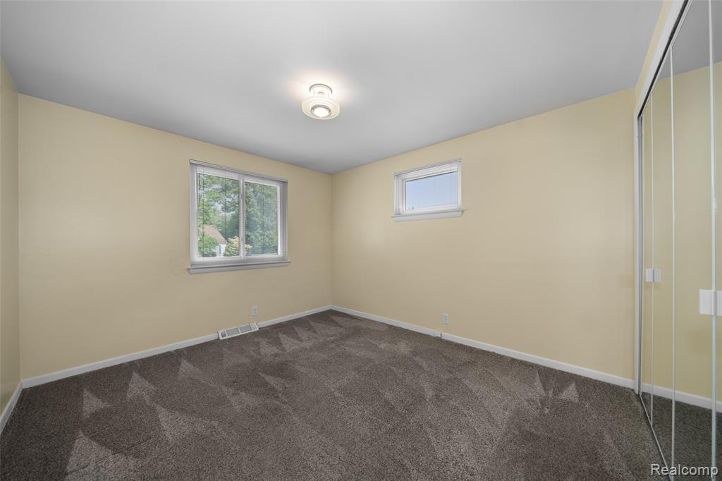 545 Woodbridge Circle, Waterford, MI 48327 — Photo 21