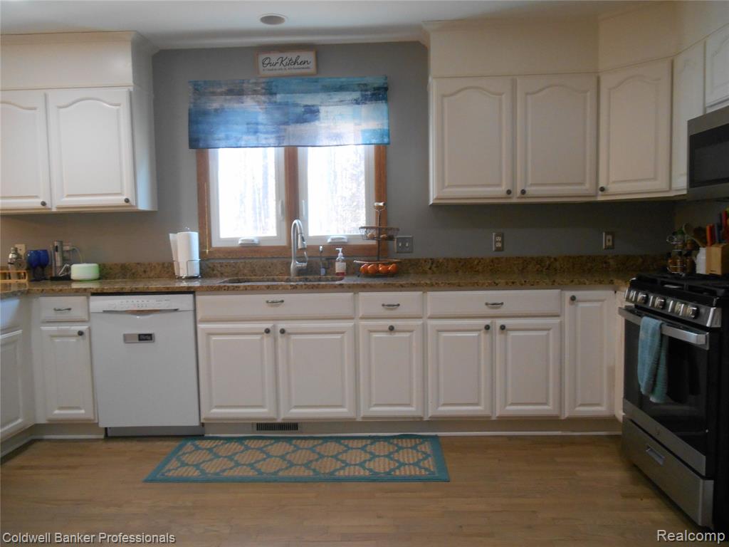 2704 Genny Ridge Drive, Lapeer, MI 48446 — Photo 10