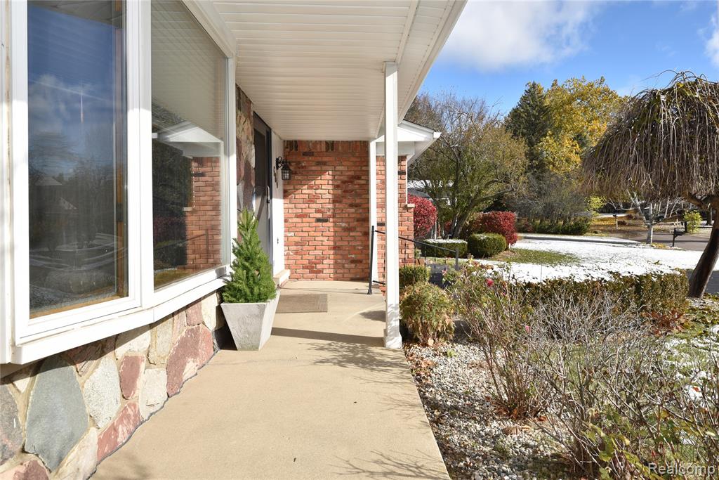 684 Wilshire Drive, Bloomfield Hills, MI 48302 — Photo 36