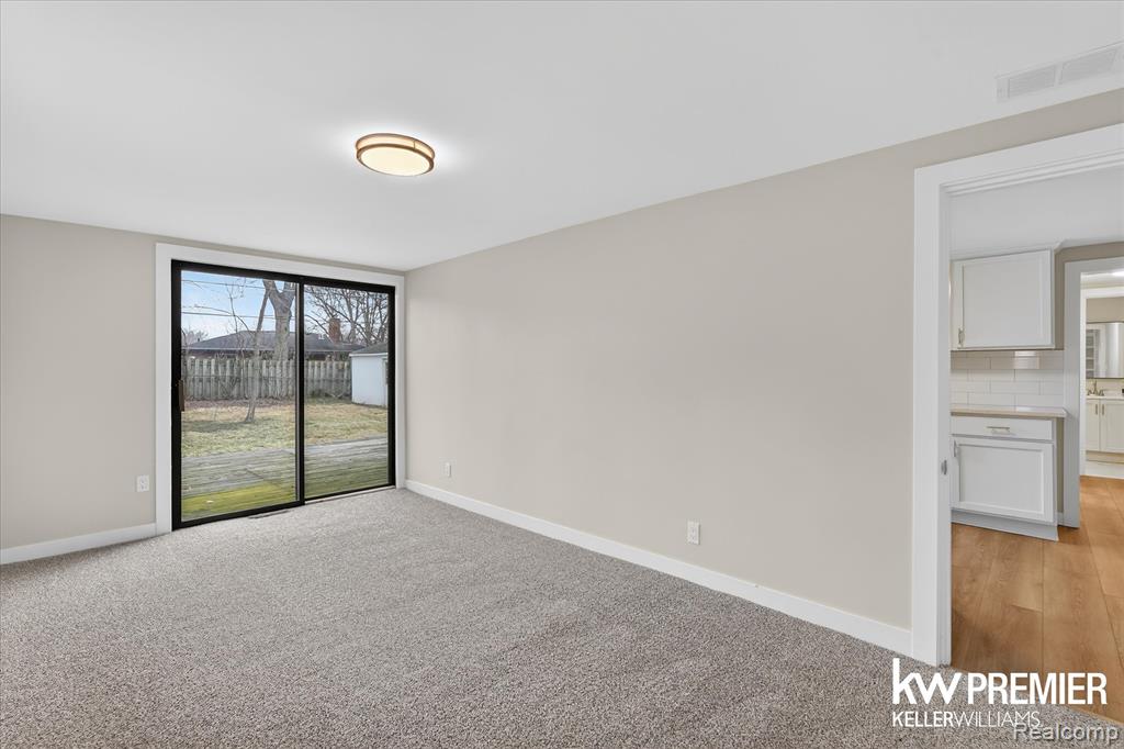 5658 Crescent Road, Waterford, MI 48327 — Photo 21