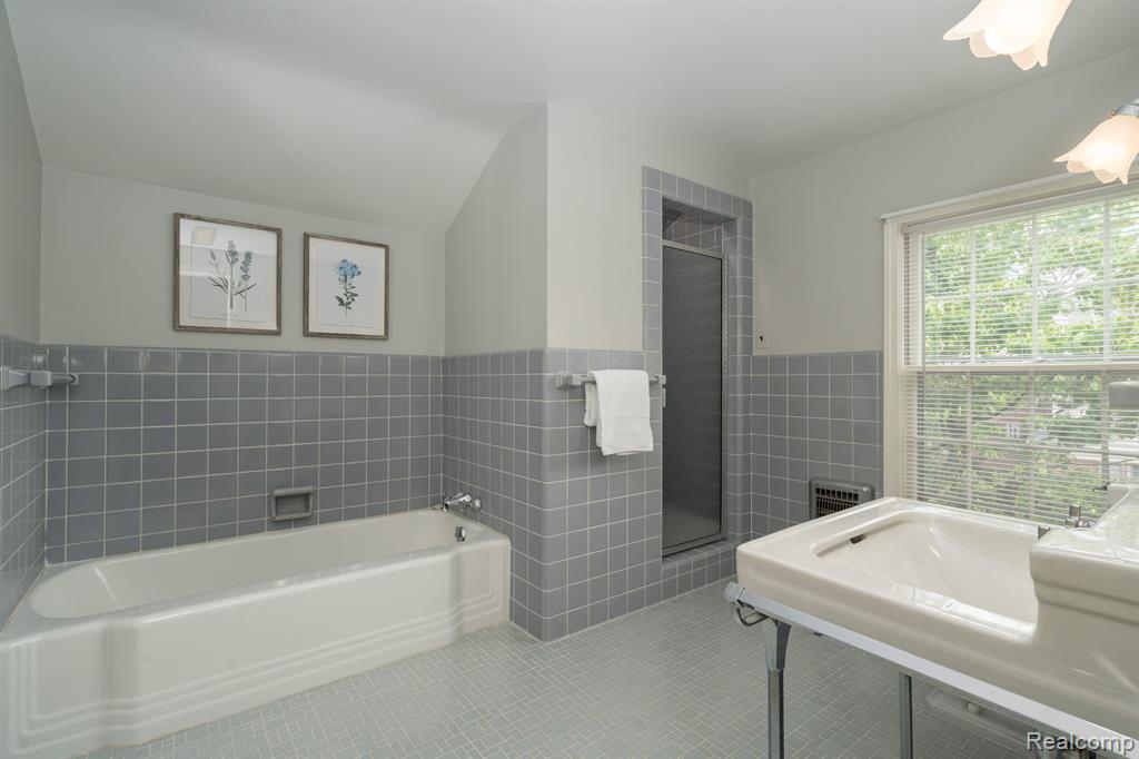 555 N GLENGARRY Road, Bloomfield Hills, MI 48301 — Photo 19