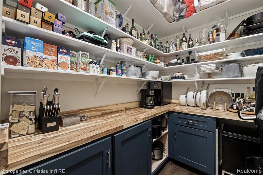 27087 Victoria Road, Novi, MI — Photo 12
