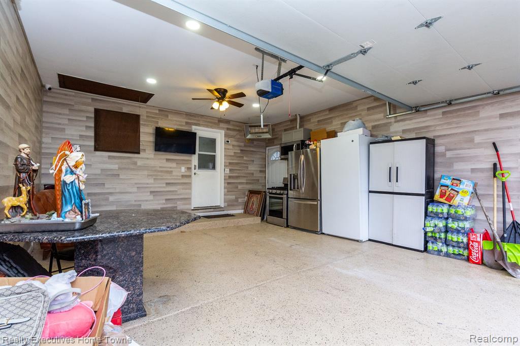 39654 EDGEMONT Drive, Sterling Heights, MI 48310 — Photo 31