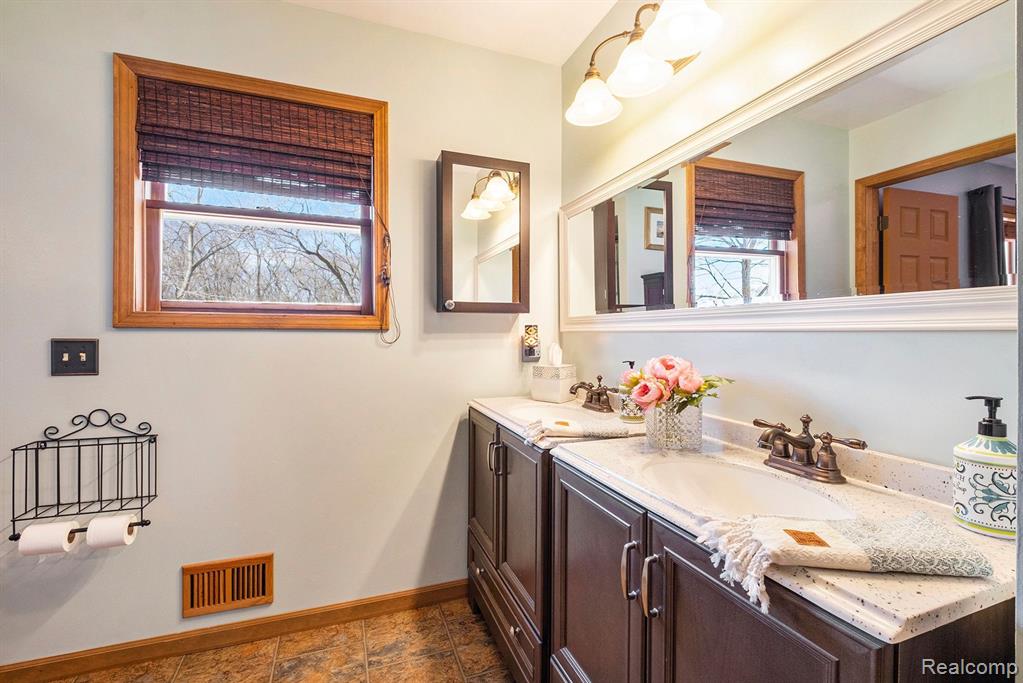 6475 HARTLAND Road, Fenton, MI 48430 — Photo 20