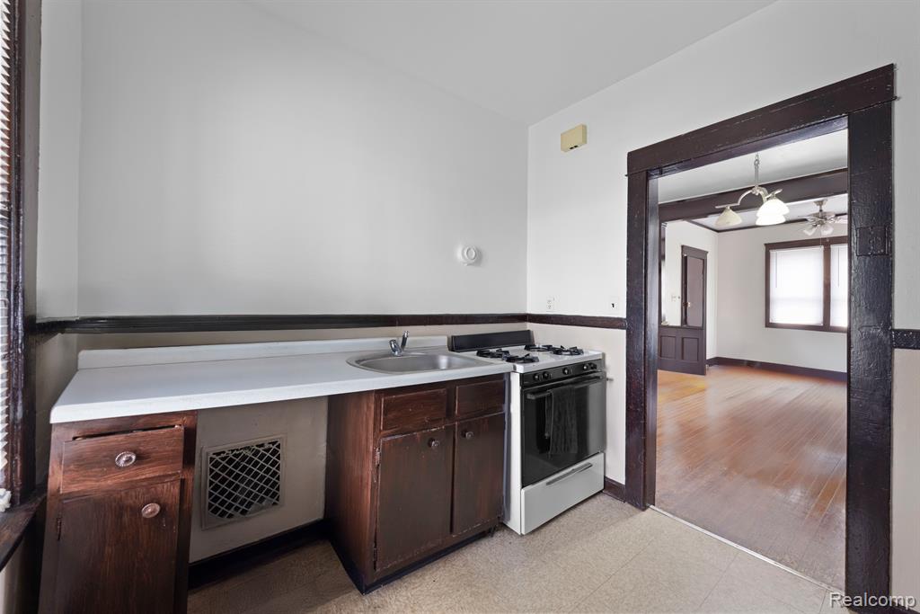 7334 WILDEMERE Street, Detroit, MI 48206 — Photo 31