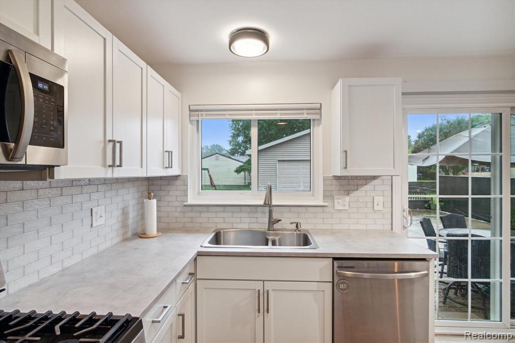 41551 HAMLIN Street, Belleville, MI 48111 — Photo 13
