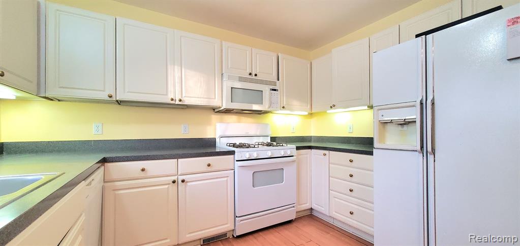 506 DECKER Road, Walled Lake, MI 48390 — Photo 15