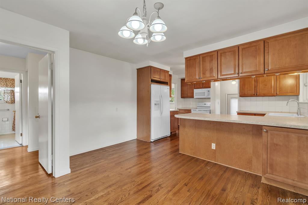 9001 E PERRIN Street, Livonia, MI 48150 — Photo 17