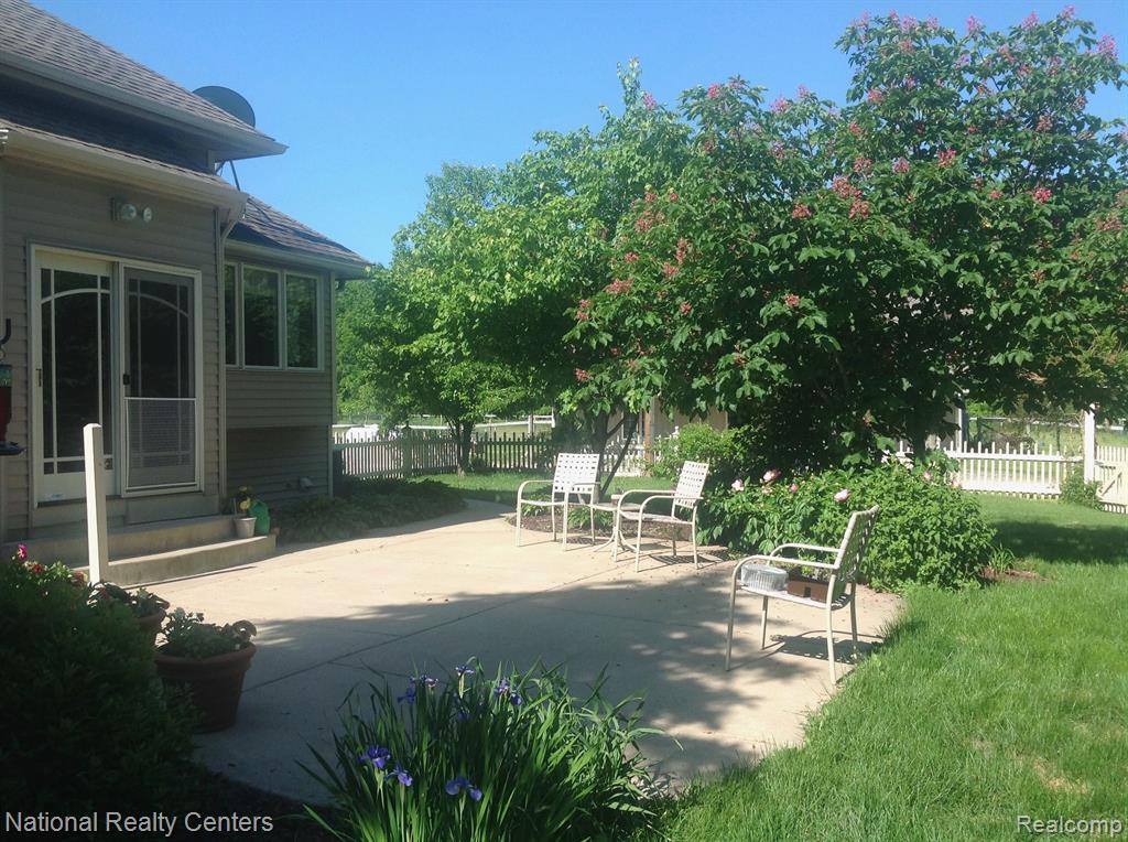 7125 MANOR Lane, Fowlerville, MI 48836 — Photo 6