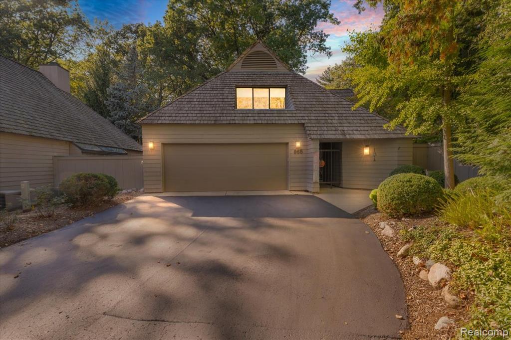 965 BLOOMFIELD WOODS, Bloomfield Hills, MI 48304 — front exterior