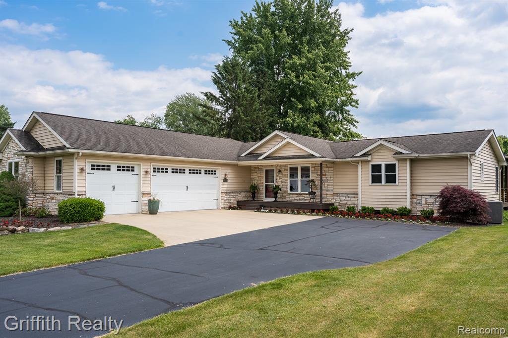 1158 Camelot Drive, Pinckney, MI 48169 — Photo 2
