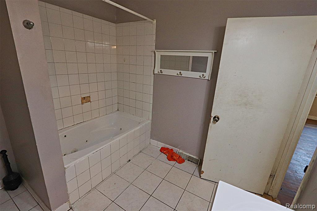 5455 Mayfair Street, Dearborn Heights, MI 48125 — Photo 15