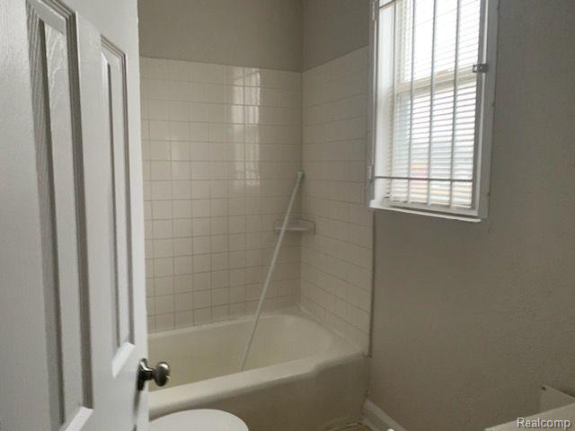 402 E MUIR Avenue, Hazel Park, MI 48030 — Photo 8