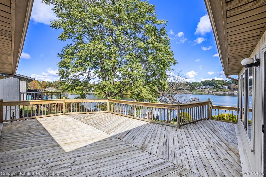 Huge Deck Amazing Water Views!