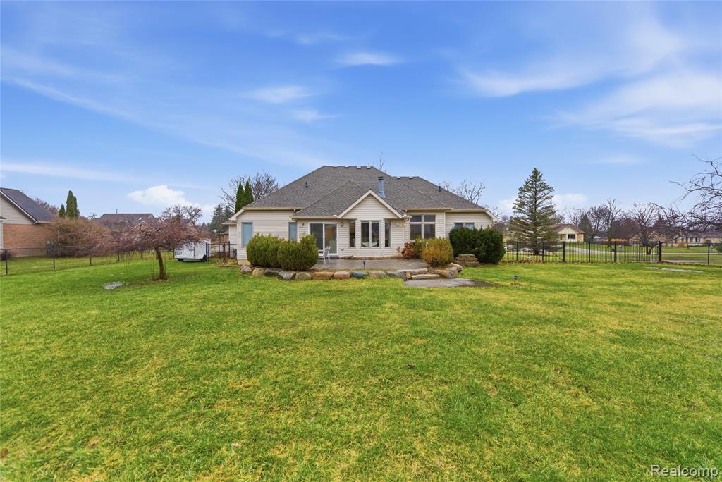 7095 Elmwood Drive, Grand Blanc, MI 48439 — Photo 45