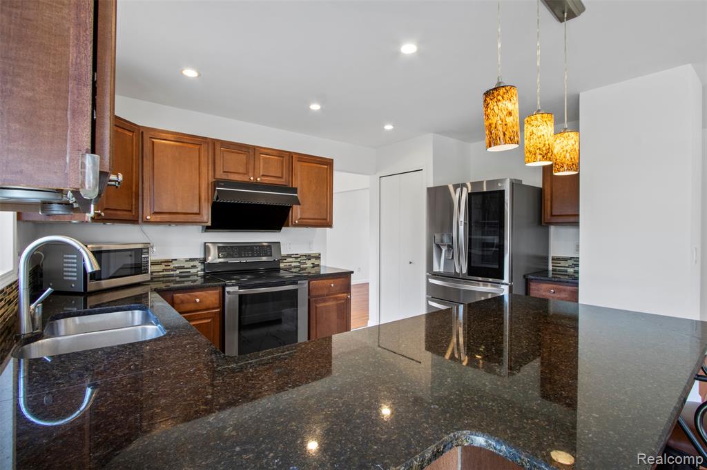 758 Pine Ridge Lane, Madison Heights, MI 48071 — Photo 16
