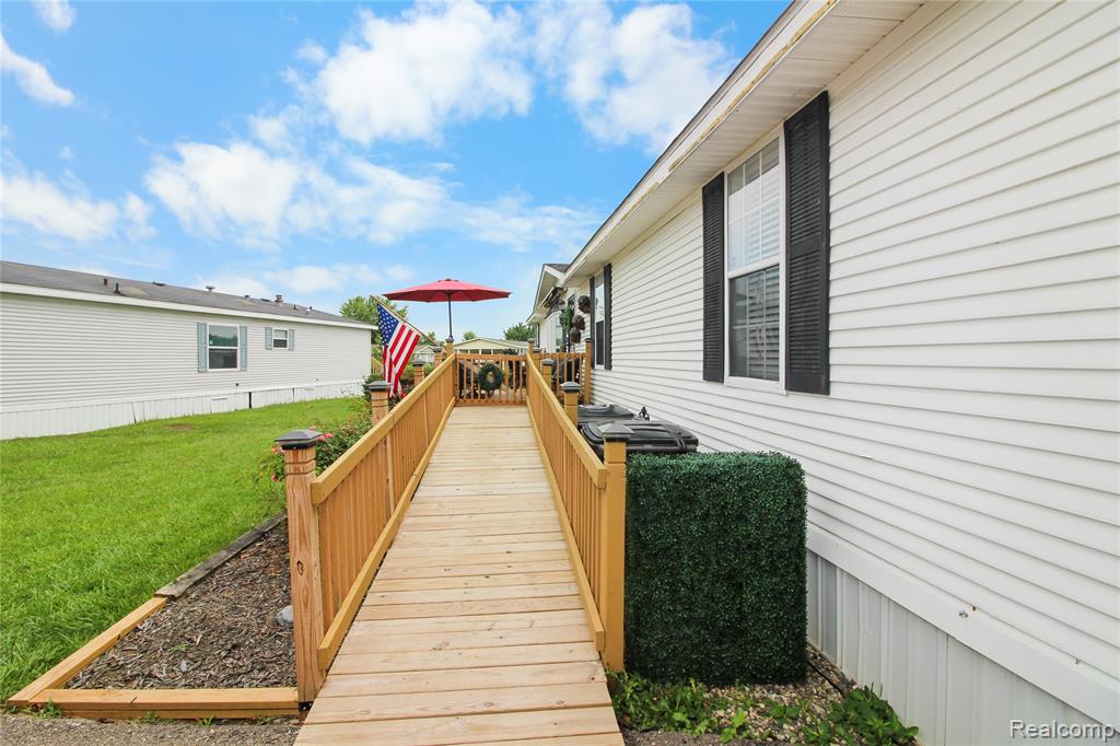 9078 W Timberview Drive, Newport, MI 48166 — Photo 2