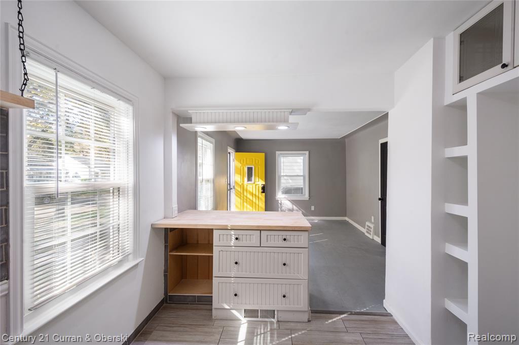 18933 Kenosha Street, Harper Woods, MI 48225 — Photo 11