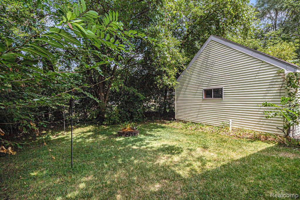 5524 Aylesbury Drive, Waterford, MI 48327 — Photo 24