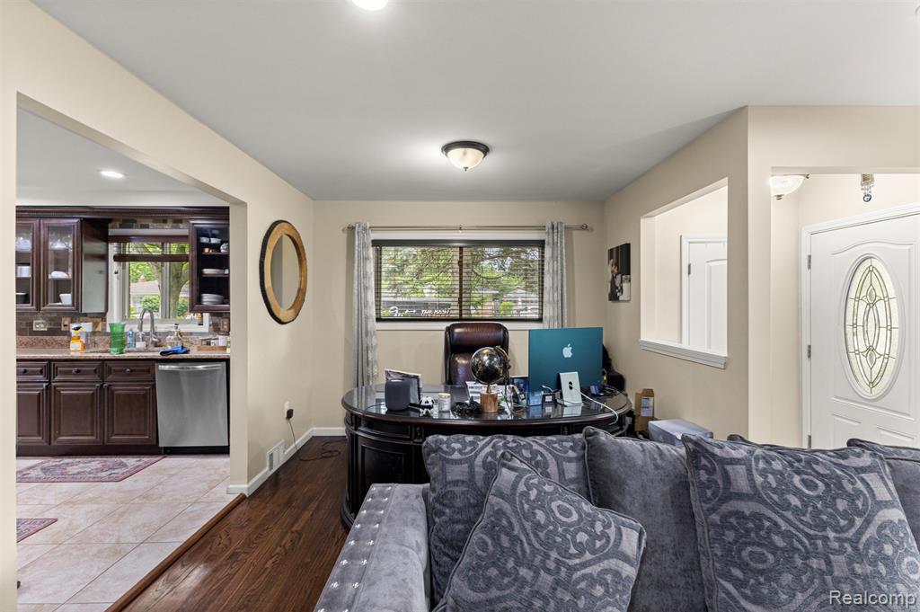 8570 Rockland Street, Dearborn Heights, MI 48127 — Photo 9