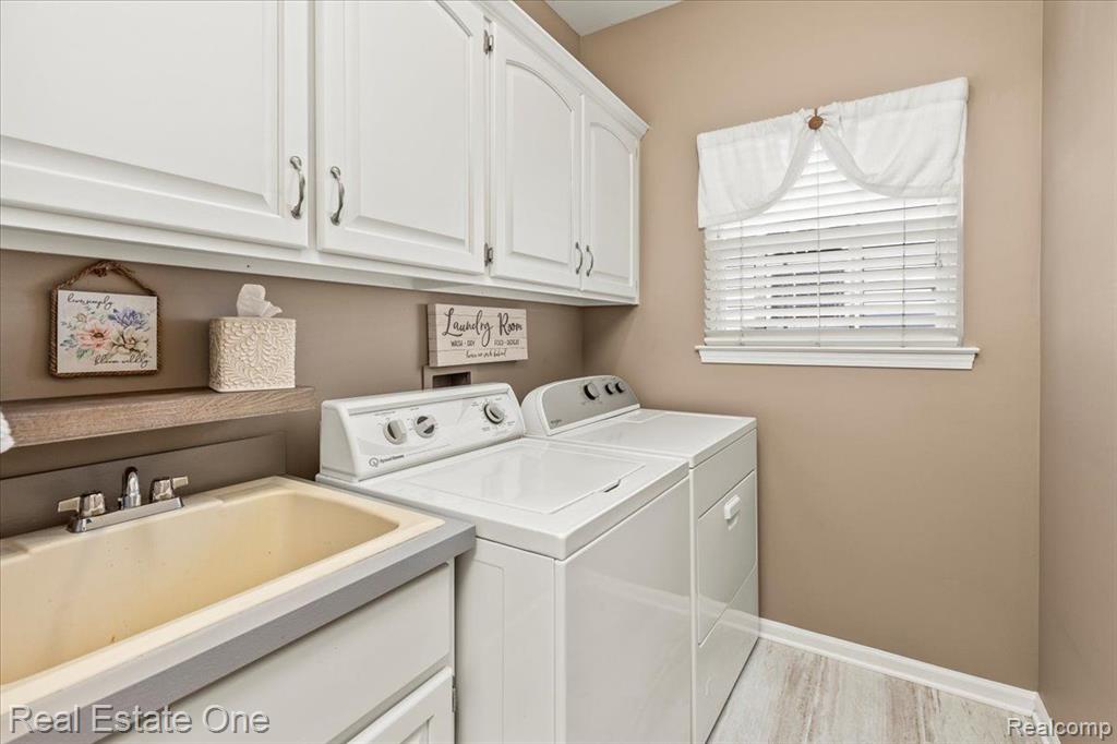 566 BAY POINTE Drive, Oxford, MI 48371 — Photo 31