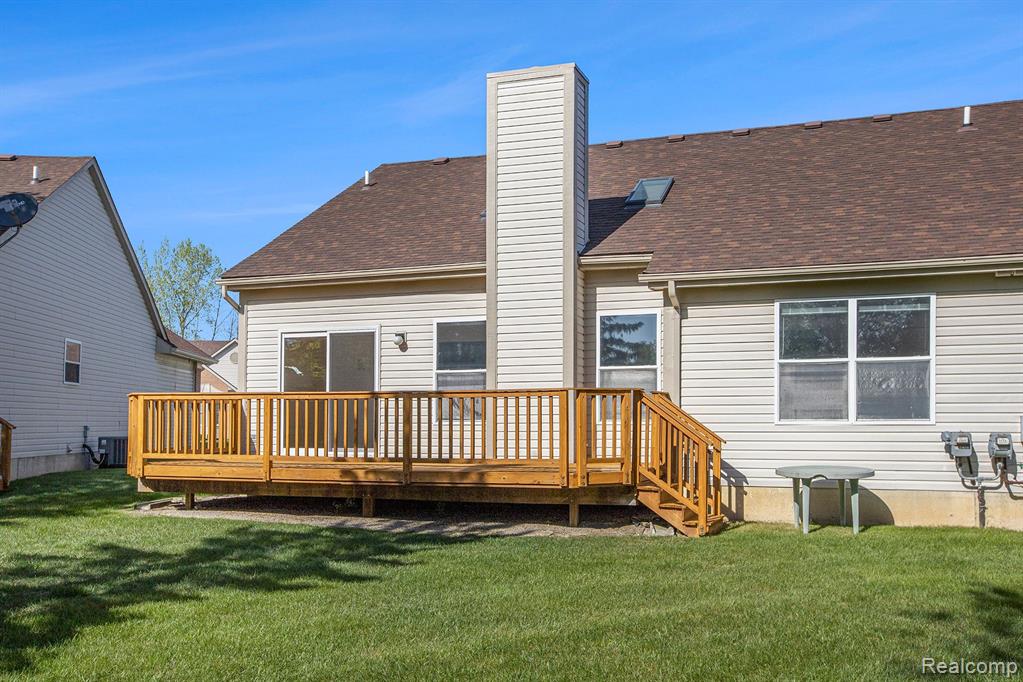 413 MULBERRY Drive, Commerce Twp, MI 48390 — Photo 35