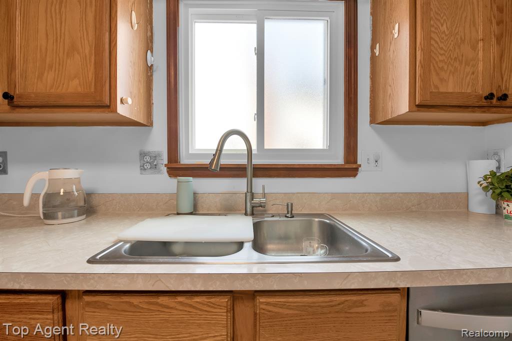 545 SONIA Avenue, Madison Heights, MI 48071 — Photo 10