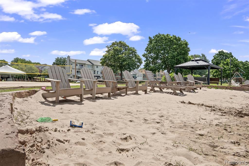 1062 FOREST BAY Drive, Waterford, MI 48328 — Photo 27