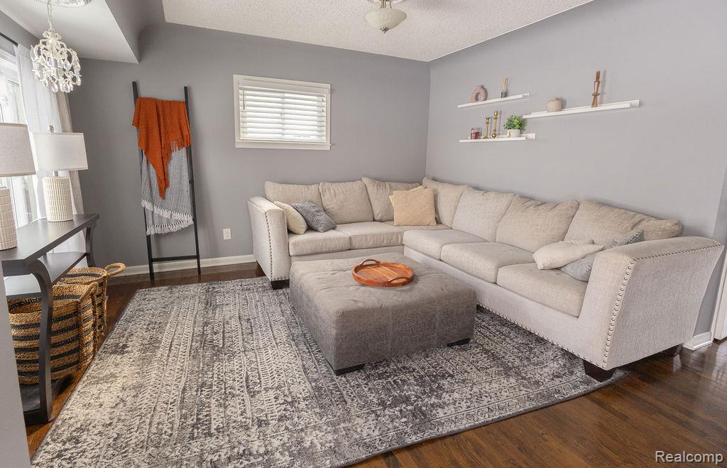823 Southwood Drive, Fenton, MI 48430 — Photo 2