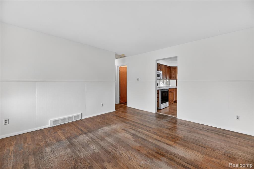 5300 Arnold Drive, Burton, MI 48509 — Photo 9