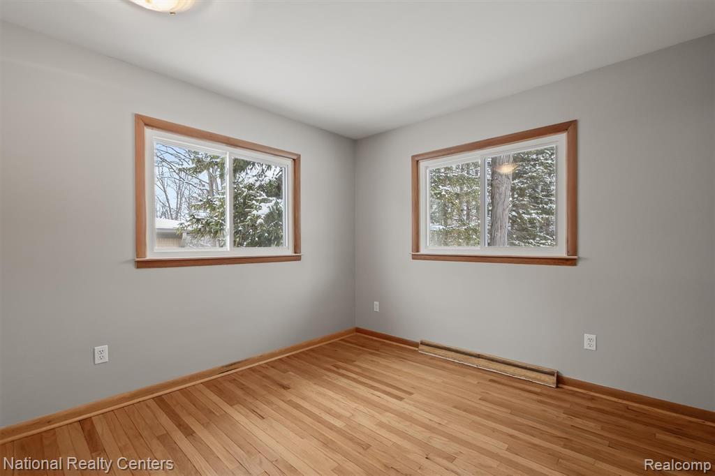 4264 Woodstock Road, Waterford, MI 48328 — Photo 24