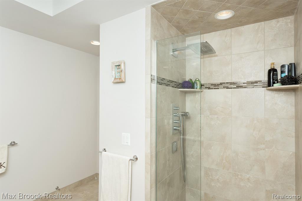 5681 SHORE Drive, Orchard Lake Village, MI 48324 — Photo 47