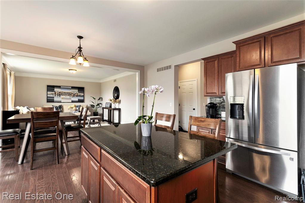 28406 OAKMONTE Circle E, New Hudson, MI 48165 — Photo 10