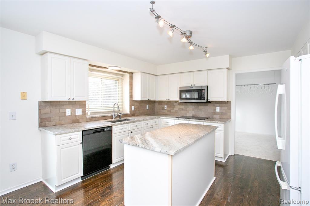 6817 Woodcrest Drive, Troy, MI 48098 — Photo 14