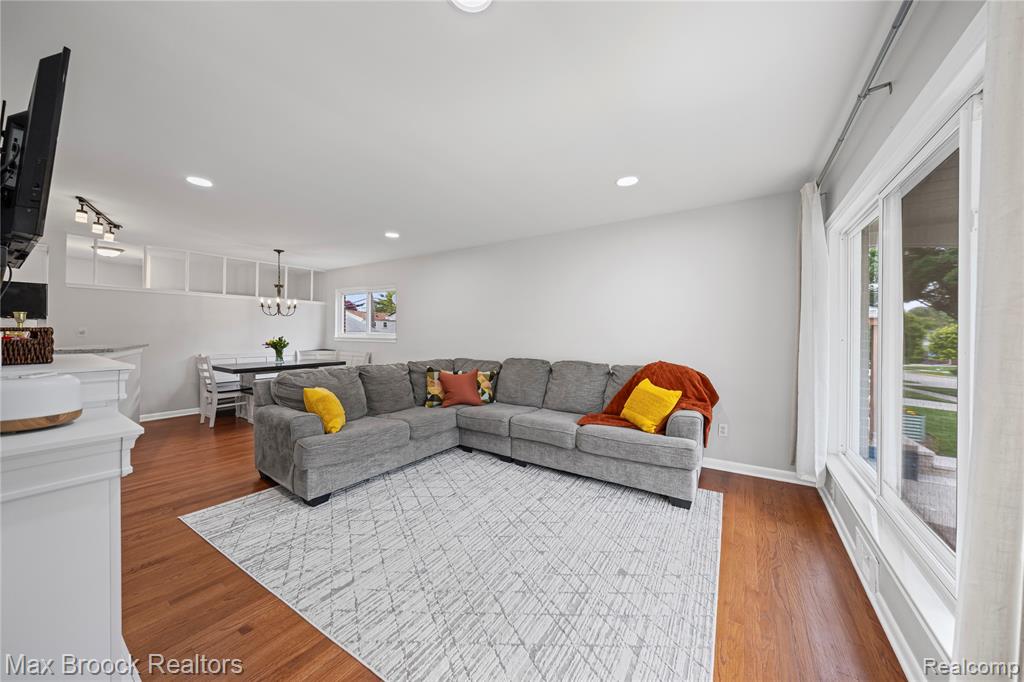 828 W Baker Avenue, Clawson, MI — Photo 4