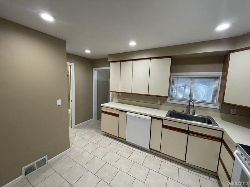 832 BAYFIELD Street, Lake Orion, MI 48362 — Photo 5