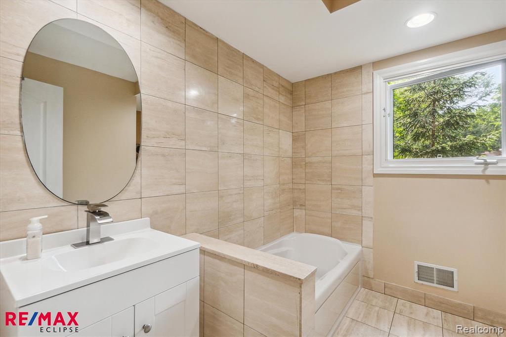 5405 Possum Lane, Orchard Lake Village, MI 48324 — Photo 19