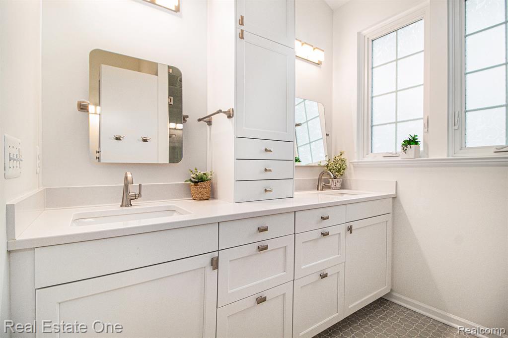 724 Knolls Landing Drive, 18, Milford, MI 48381 — Photo 16