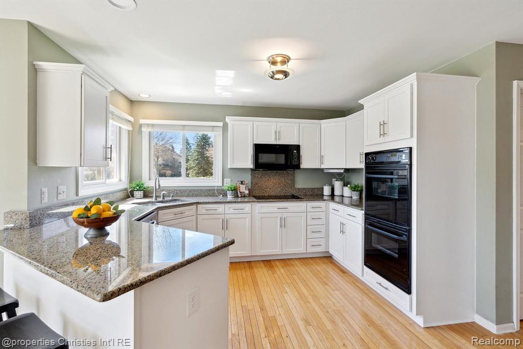 40611 PAISLEY Circle, Novi, MI 48377 — Photo 18